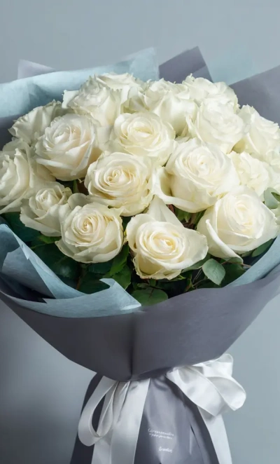 Белые розы «Снежная акварель»