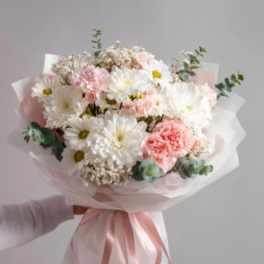 Букет с гвоздиками «Праздничное настроение»