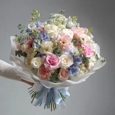 Букет с эустомами «Прозрачная весна»