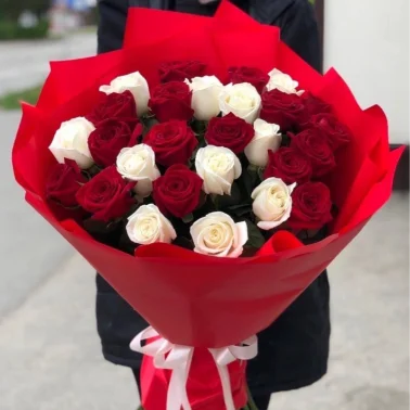 Букет из Алых и белых роз
