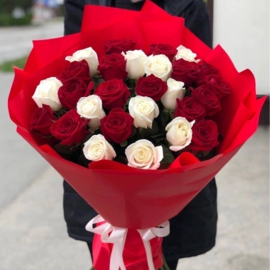 Букет из Алых и белых роз