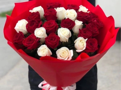 Букет из Алых и белых роз