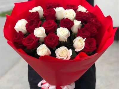 Букет из Алых и белых роз