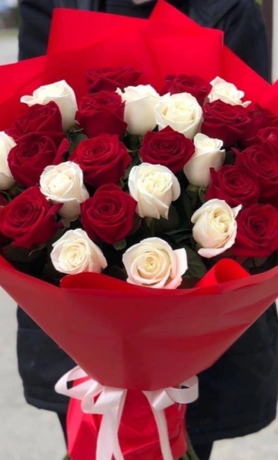 Букет из Алых и белых роз