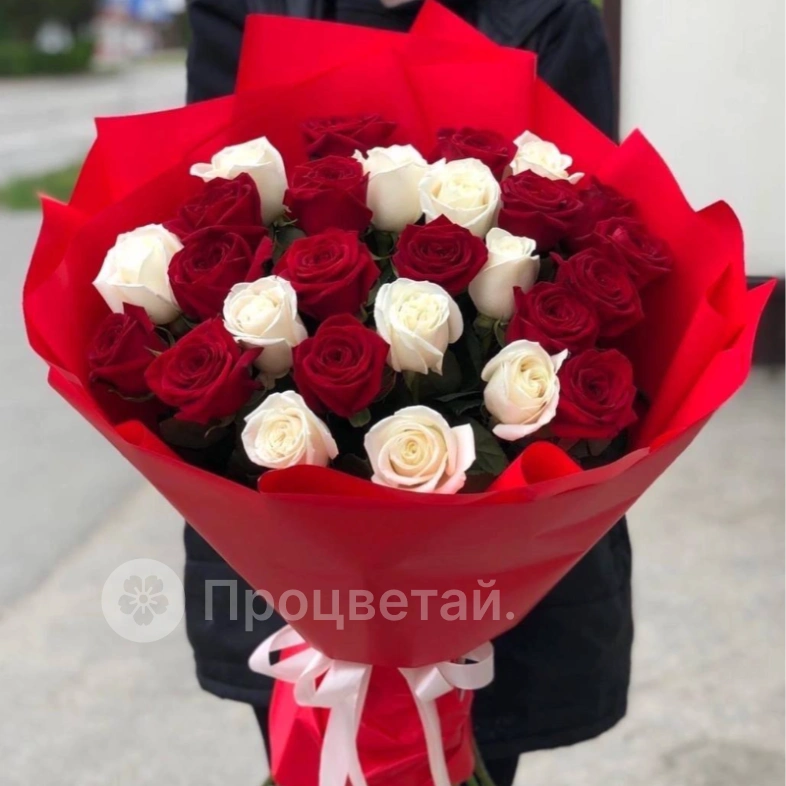 Букет из Алых и белых роз