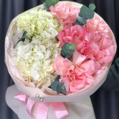 Букет из гортензии и французских роз  «Нежное дыхание»