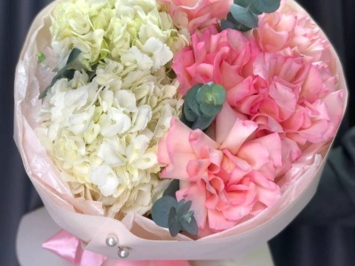 Букет из гортензии и французских роз  «Нежное дыхание»
