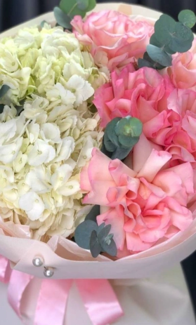 Букет из гортензии и французских роз  «Нежное дыхание»