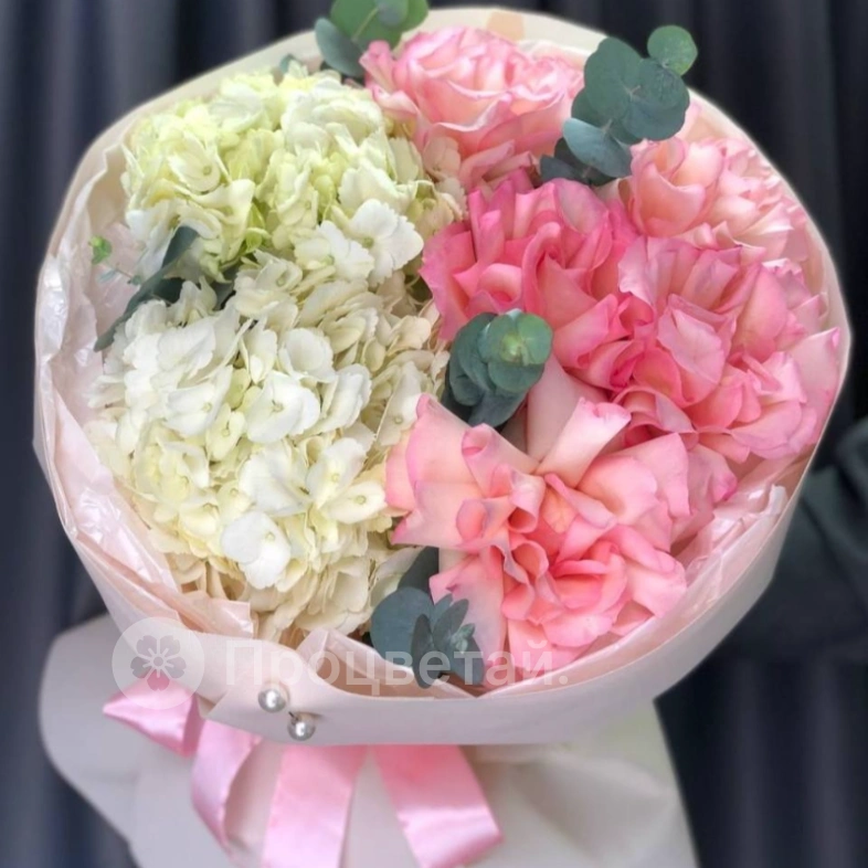 Букет из гортензии и французских роз  &laquo;Нежное дыхание&raquo;