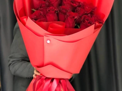Букет из алых роз «Багряный поцелуй»