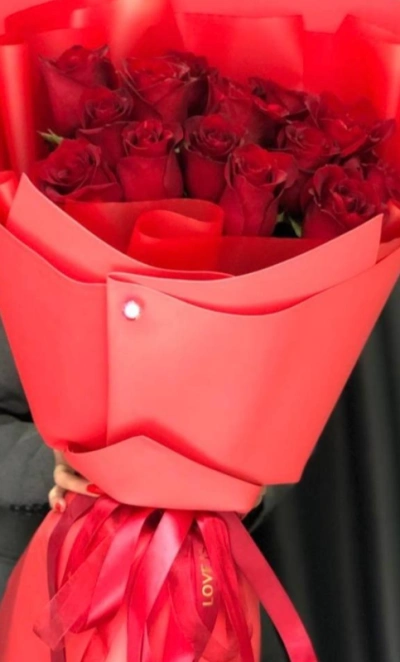 Букет из алых роз «Багряный поцелуй»