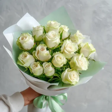 15 белых роз российских