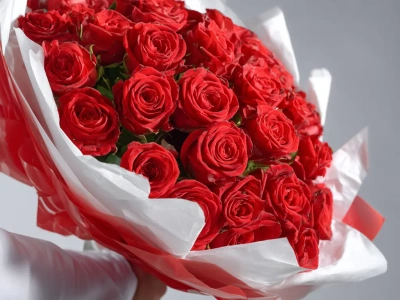 Красные розы «Карминовый взгляд»